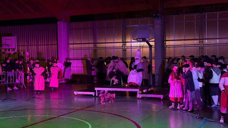 Olentzero eta Mari Domingiri eskolako patioan egin diete harrera