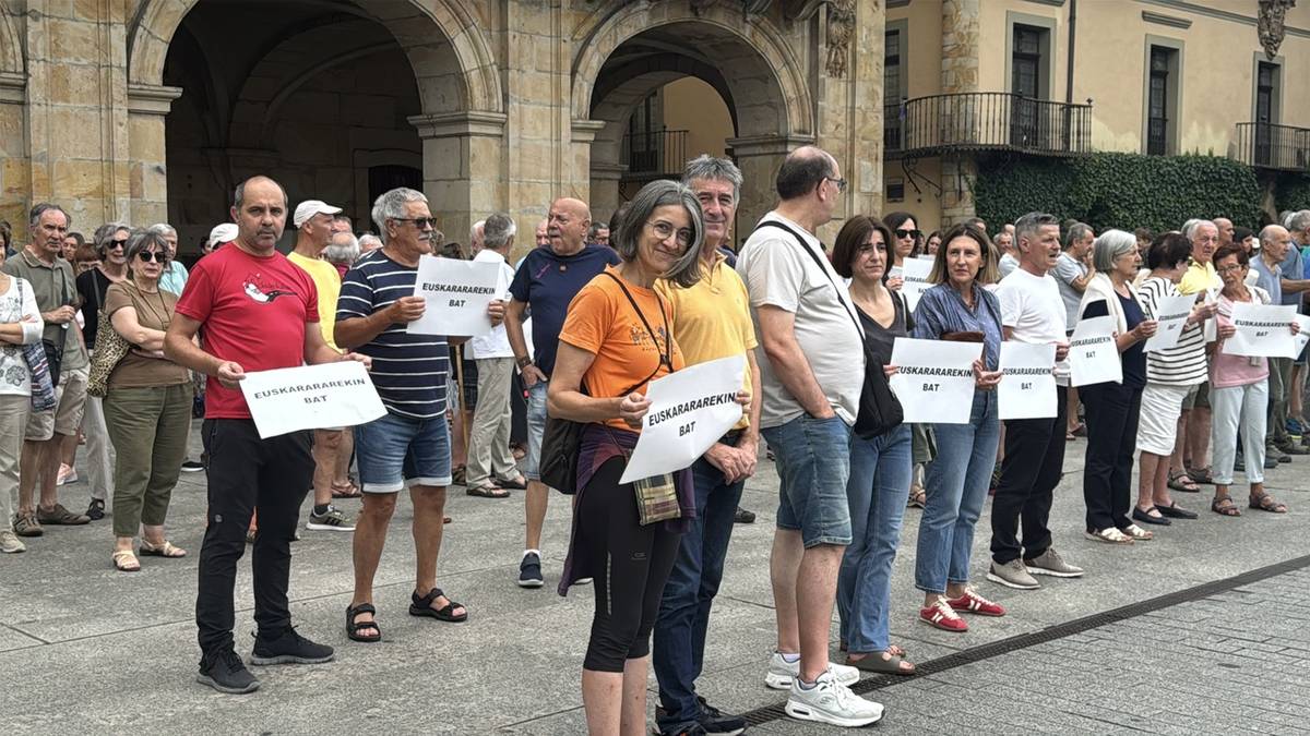 "Euskarak behar duen justizia, lege-babesa eta arnasa" aldarrikatu dute plazaz plaza