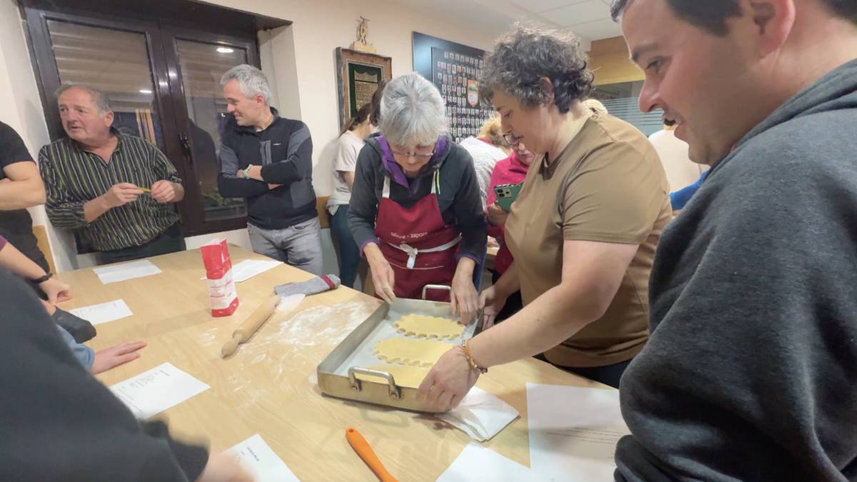 25 bat lagun elkartu ziren atzo Intxorta elkartean San Blas opilak egiteko