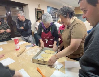 25 bat lagun elkartu ziren atzo Intxorta elkartean San Blas opilak egiteko