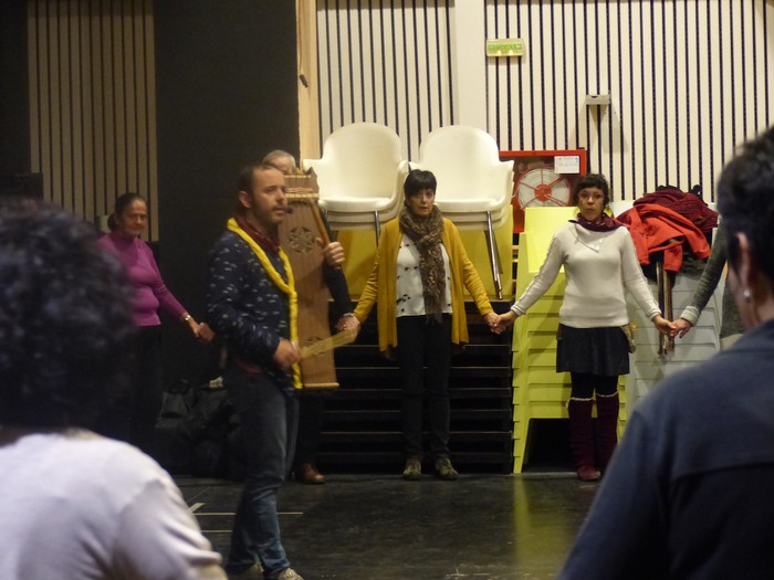 Giro bikainean, Okzitaniako dantzak ikasten - 19