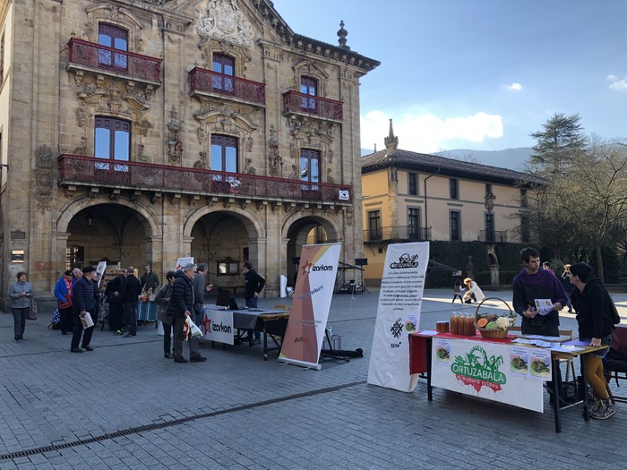 Euskal Errepublikaren Eguna ospatzeko proiektu burujabeen azoka egin dute plazan