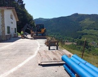 Beste hodi bat ari dira sartzen Urrutxuko depositutik behera