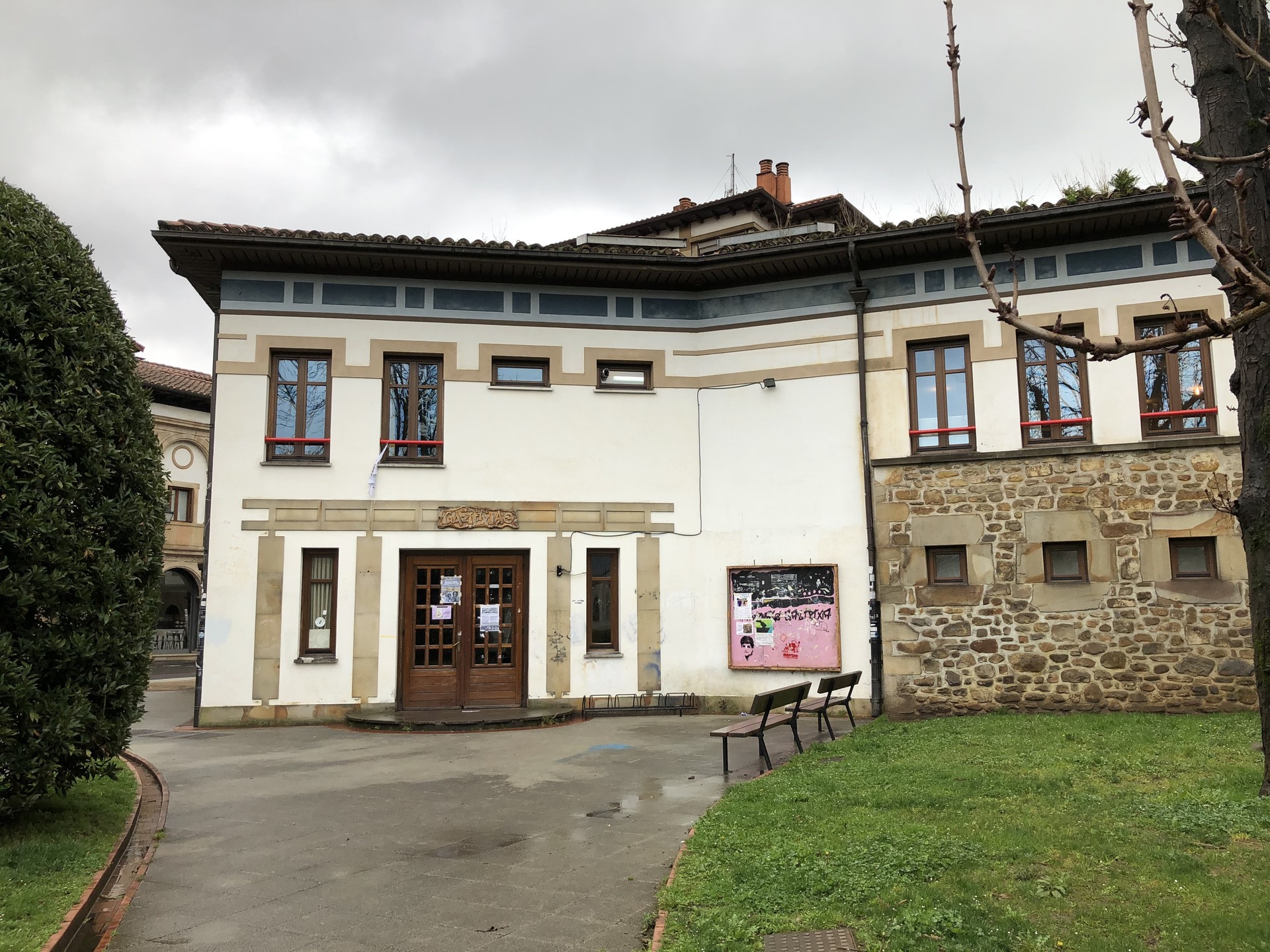 Antixena Gaztetxera sartzea galarazi dietela salatu du asanbladak
