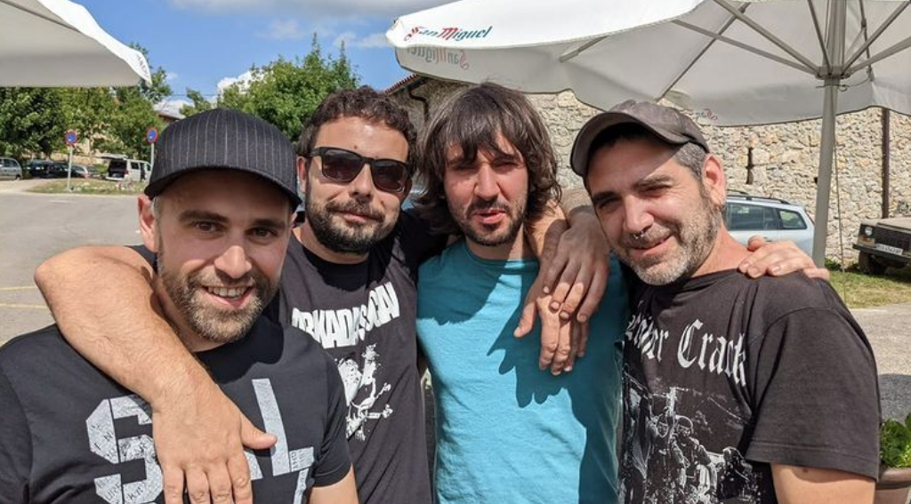 Hamabost urte lozorroan egonda, bueltan da Klineks musika taldea