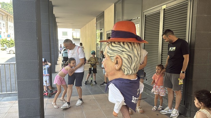 Erraldoien eta txistularien kalejira, San Antonio auzoko jaien azken egunean