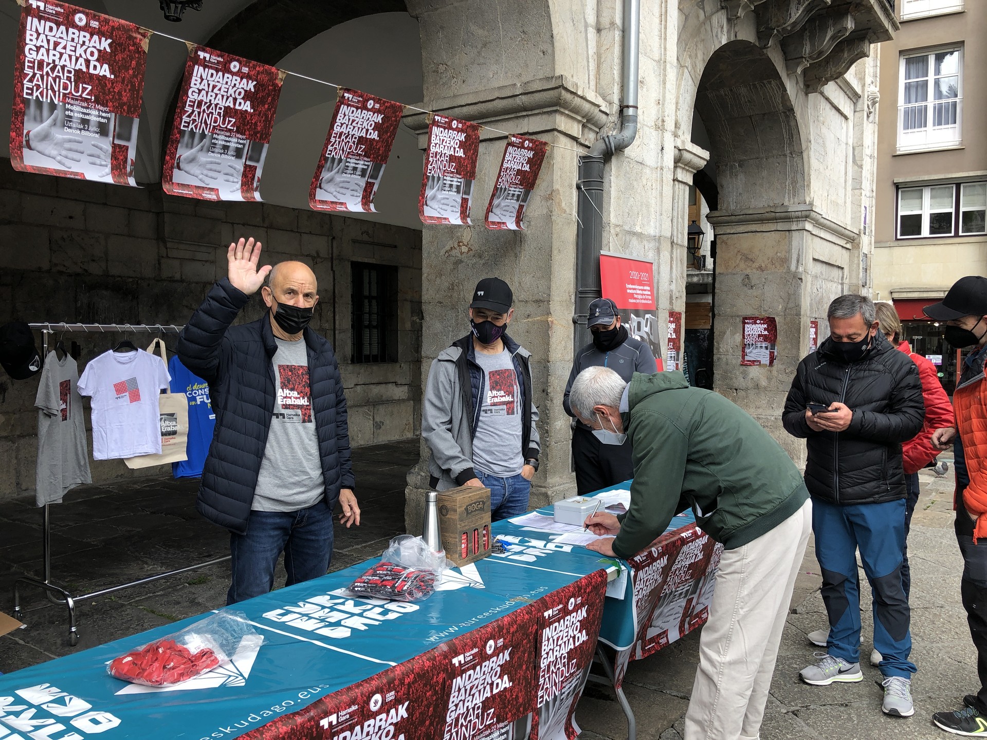 Erreferendumaren aldeko sinadura bilketan parte hartzeko dei egin du Gure Eskuk
