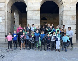 Askotariko zaborrak atera dituzte errekatik Eskoriatzan