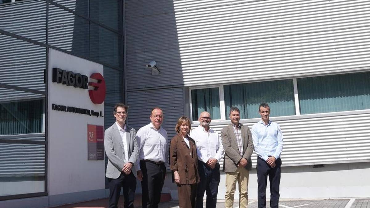 Eider Mendoza diputatu nagusiak Fagor Automationen instalazioak bisitatu ditu