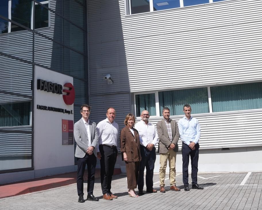 Eider Mendoza diputatu nagusiak Fagor Automationen instalazioak bisitatu ditu