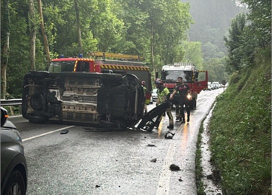 Auto bat irauli da Elorregi eta Oñati arteko errepidean