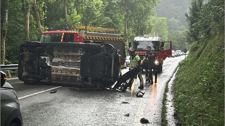 Auto bat irauli da Elorregi eta Oñati arteko errepidean