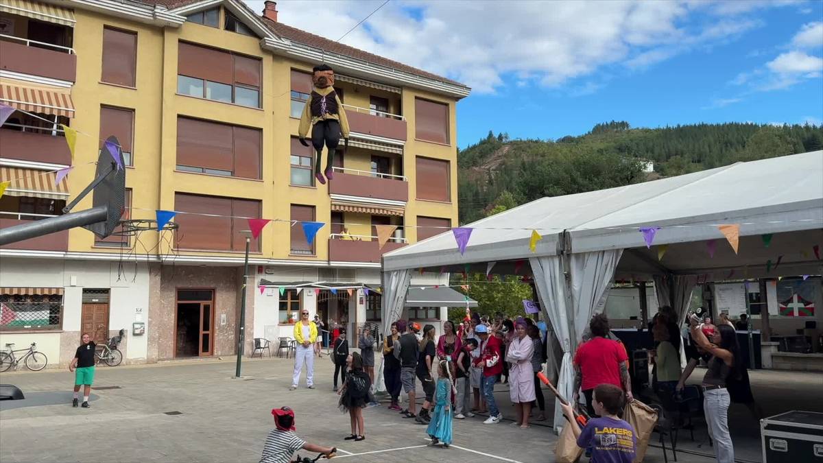 Jaitsi da Martiritxo eta piztu dituzte Osintxuko Kofraixak