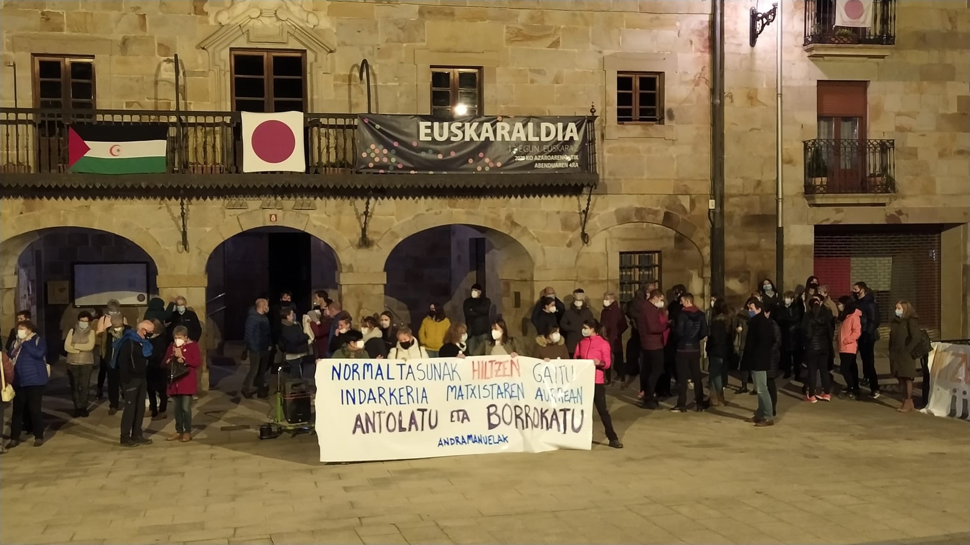 Indarkeria matxista salatzeko elkarretaratzea egin dute 100 bat herritarrek