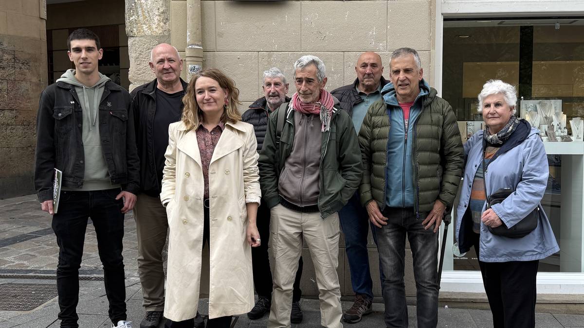 Arrasate Nafar Erresumako parte zela aditzera ematen duen plaka jarri dute Portaloian