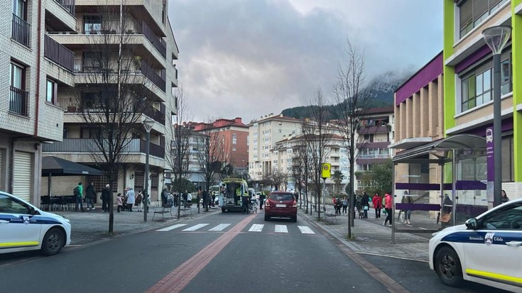 Auto batek adin txikiko haur bat harrapatu du Arrasate pasealekuan