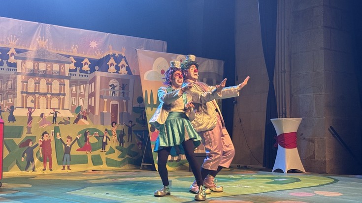 Santa Ana antzokia jendez bete dute Potx eta Lotx pailazoek