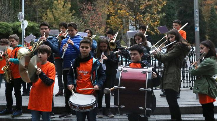 Arrasate Musikaleko Banda Gaztekoen lehen kalejira