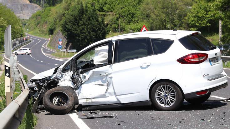 Zauritu bat izan da Aretxabaletako saihesbidean bi autok aurrez aurre talka egin ostean