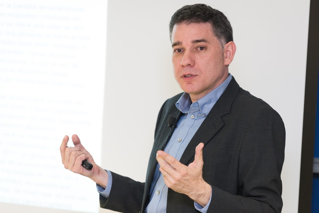 Ramon Salaverria: "Gakoa kazetariengan dagoela ahazten dute medioek"
