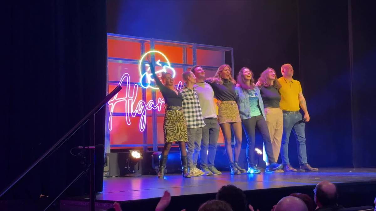 Bakarrizketariak zein ikusleak "pozik" umorearen oholtzan