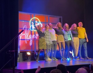 Bakarrizketariak zein ikusleak "pozik" umorearen oholtzan