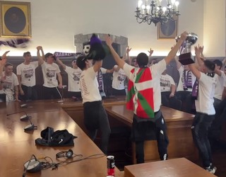 Mondratek herritarrekin ospatu du liga irabazi izana eta igoera