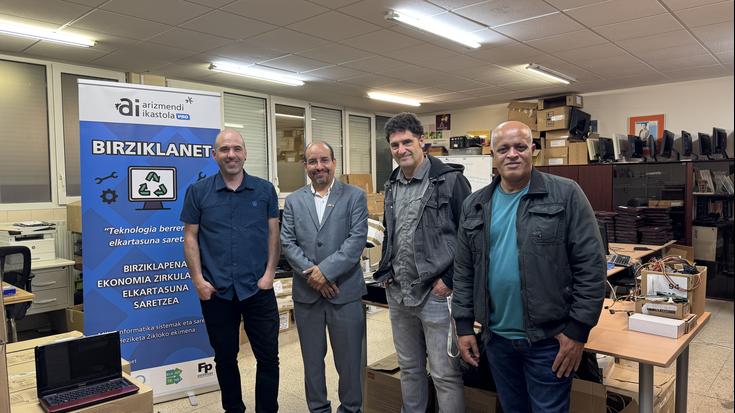 Fronte Polisarioko ordezkari berriak Arizmendi Ikastolako 'Birziklanet' proiektua ezagutu du