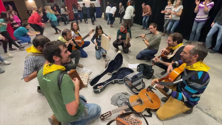 Kataluniako Escamot Catala taldearen zuzeneko musikarekin dantzatzen
