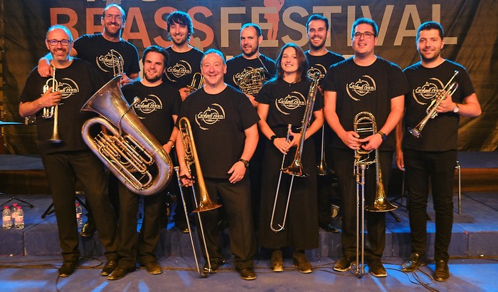 Euskadi Brass-en musika, elkartasun-mezuarekin