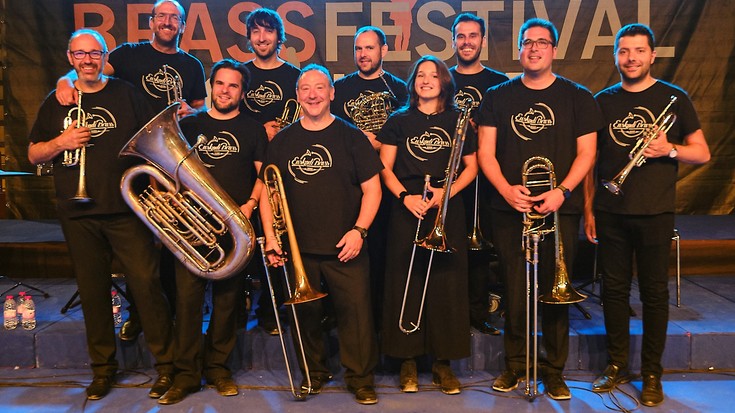 Euskadi Brass-en musika, elkartasun-mezuarekin