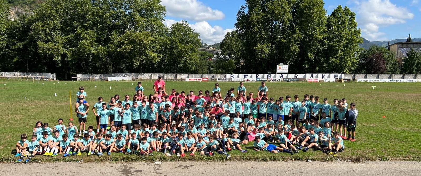 160 neska-mutikorekin abiatu du BKEk futbol campusa
