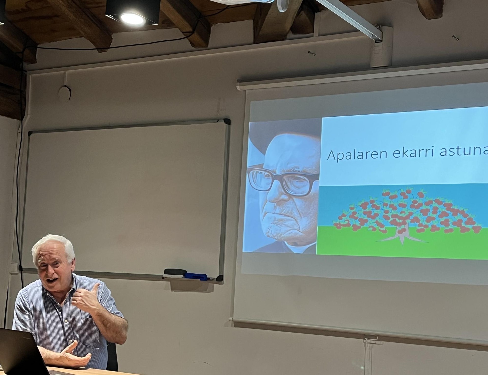 "Harrera ona" izan du Lanbroa Kultur Elkarteak antolatutako bigarren hitzaldiak