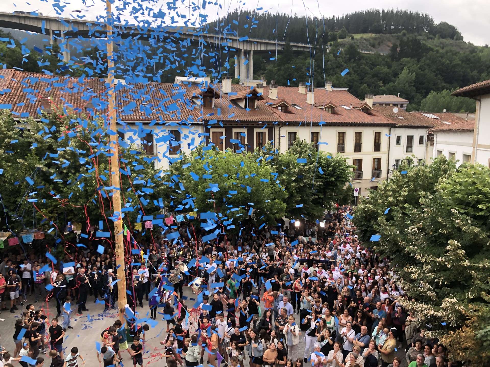 San Pedro jaietako egitaraua iragarri dute etxez etxe 2.200 ale banatuta