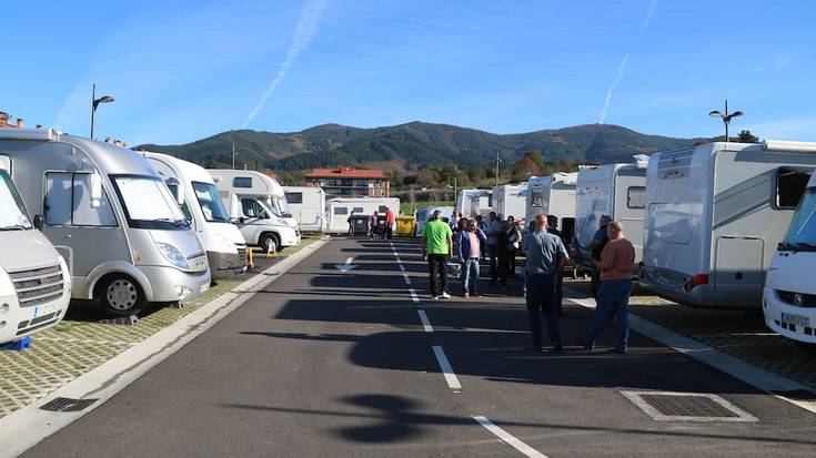 Erabiltzaileak eta Udal ordezkariak pozik San Martin auzoko autokarabana gunearen inaugurazioan