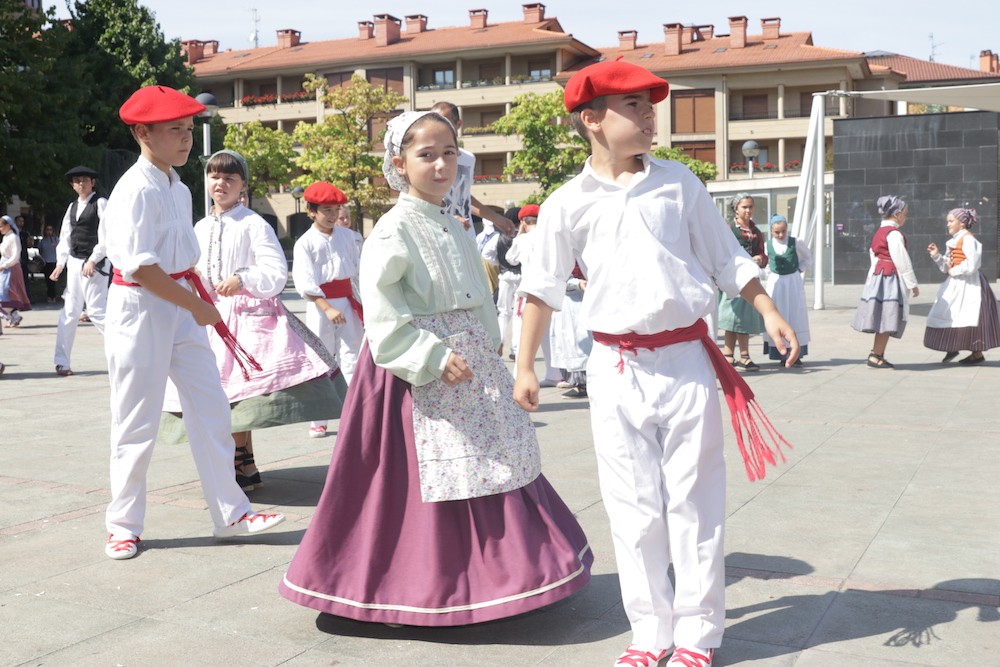 Haurren Eguneko dantzariak etxean jasotzeko eskaerak gaur egin behar dira