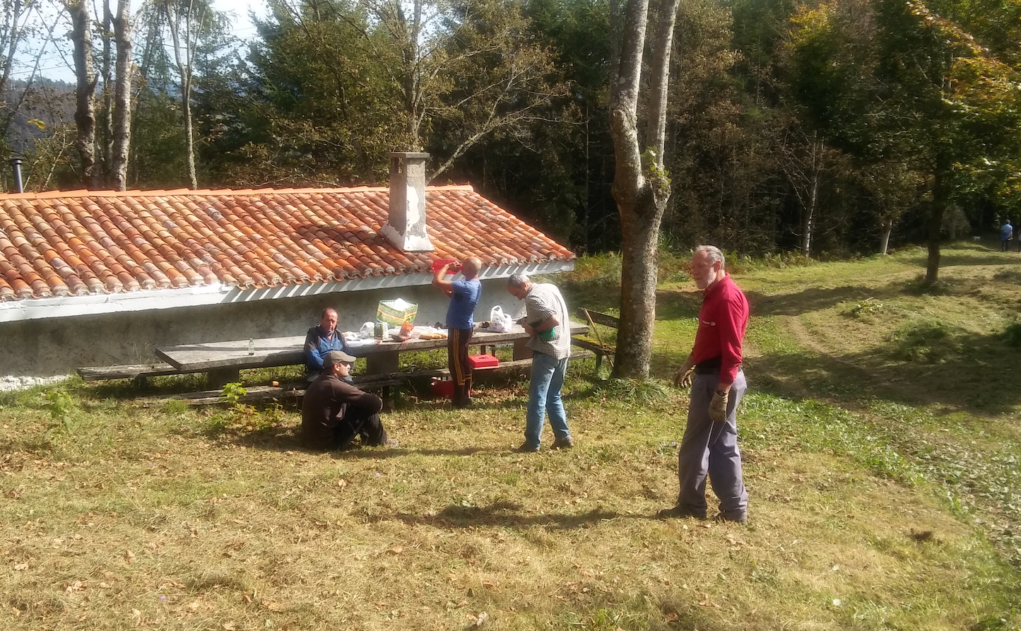 Sei lagunen artean garbitu zuten Egoarbitzako udal lursaila, barikuan