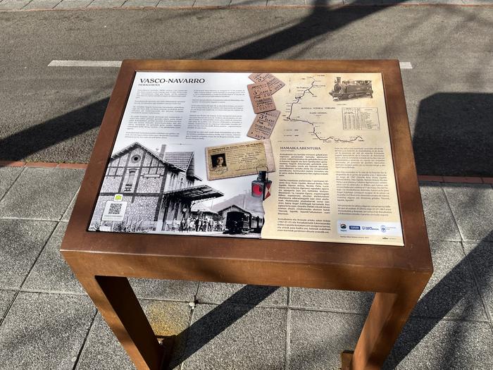 Vasco-Navarro trenbidea Aretxabaletatik igarotzen zela oroitzeko panela jarri dute