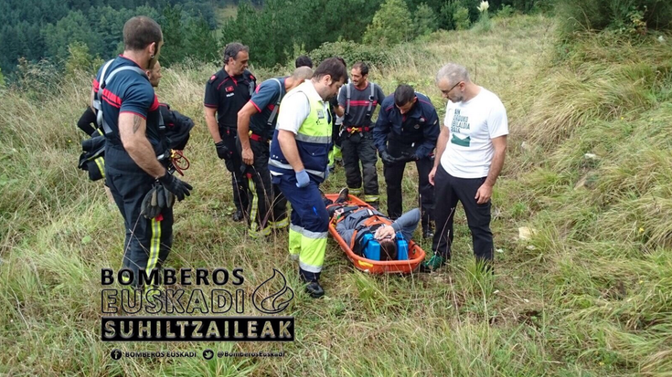 Asentzion izandako istripuan zauritu bat Debagoieneko ospitalera eraman dute