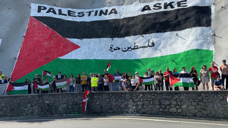 Palestinaren aldeko horma-irudia egin dute goizean Oñatin
