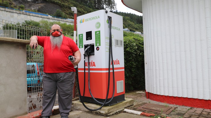 Kargaleku elektriko gehiago nahi dituzte auto ekoizleek