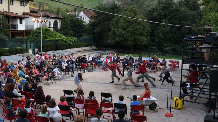 Euskal tradizioa, dantza eta musika garaikidearekin uztartzen