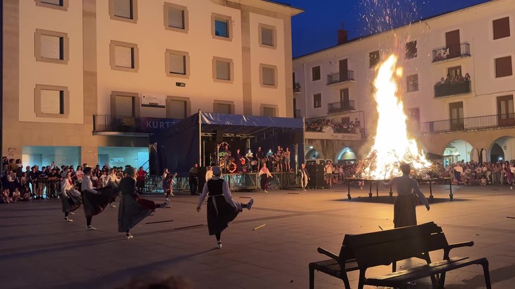 San Juan zortzikoa dantzatuta eta sua piztuta, ondo-etorria udari