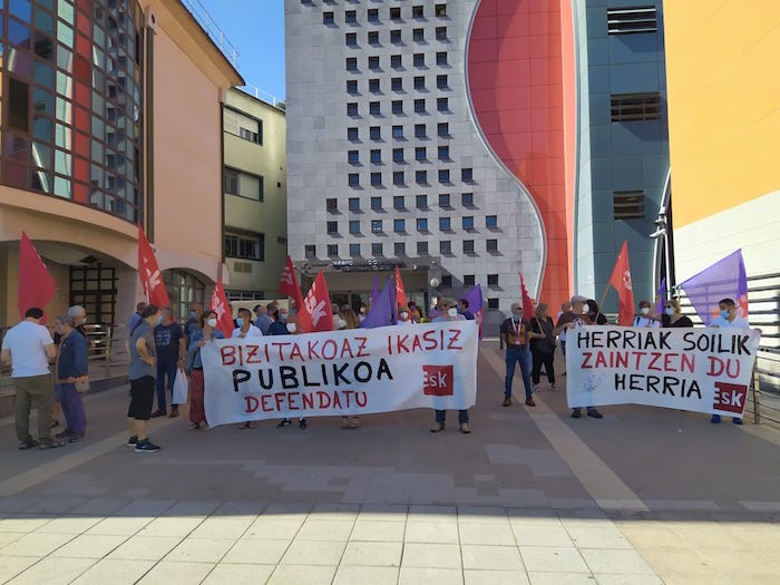 Ospitaleko langileek zerbitzu publikoak babes daitezen eskatu dute