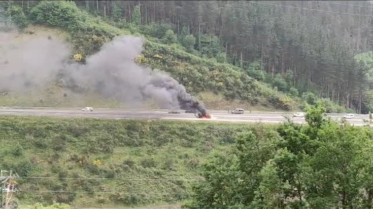 Furgoneta bat erre da A-636 errepidean, eta trafikoa oztopatu du