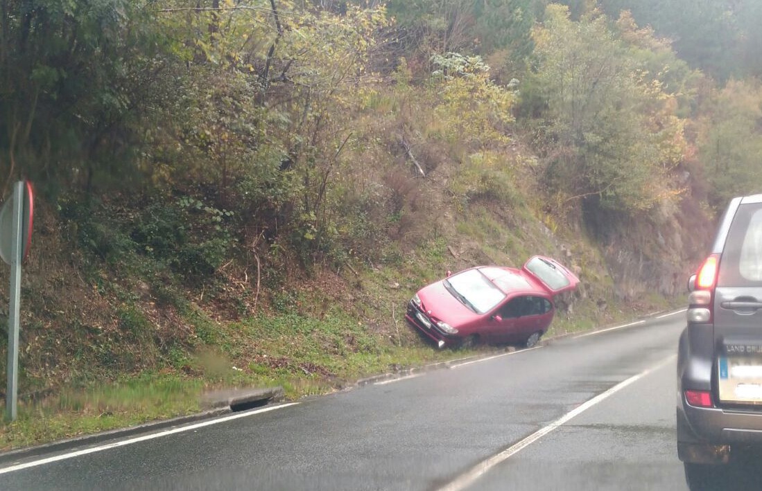 Auto bat errepidetik irten da Zubillagara bidean