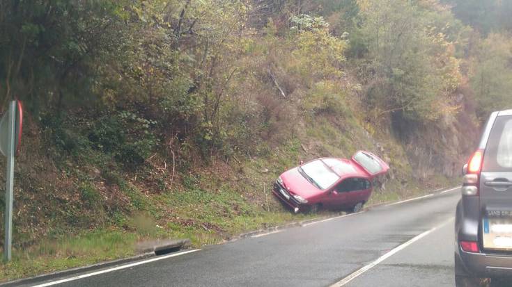 Auto bat errepidetik irten da Zubillagara bidean