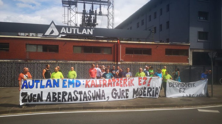 Autlan Emd enpresako kaleratzeak salatzeko elkarretaratzea egin du LABek