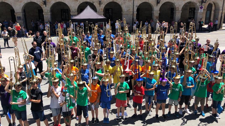 Euskal Herriko 14 musika eskolatako tronboi-joleek hartu dute Bergara