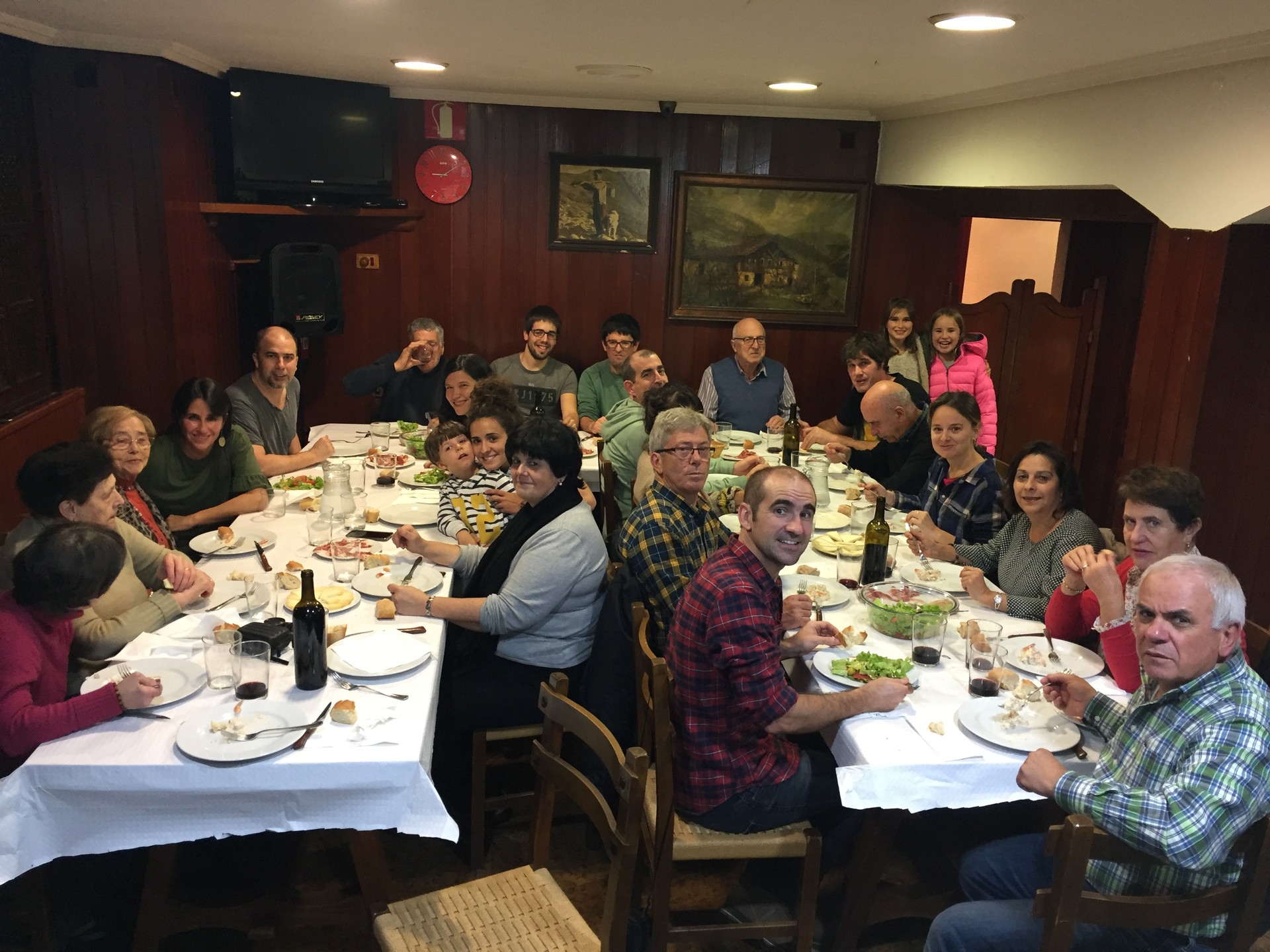 Zalgoko auzotarrek lagunartean egin dute bertso afaria, Zubi-ondo elkartean